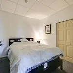 Cozy New Kensington Apartment With Shared Amenities