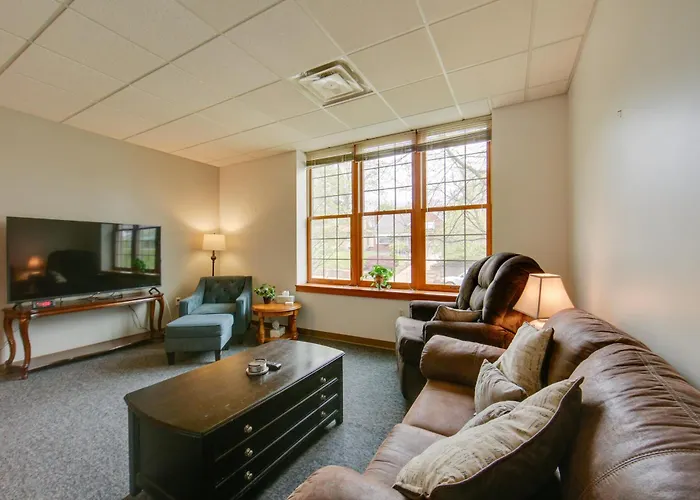 Cozy New Kensington Apartment With Shared Amenities