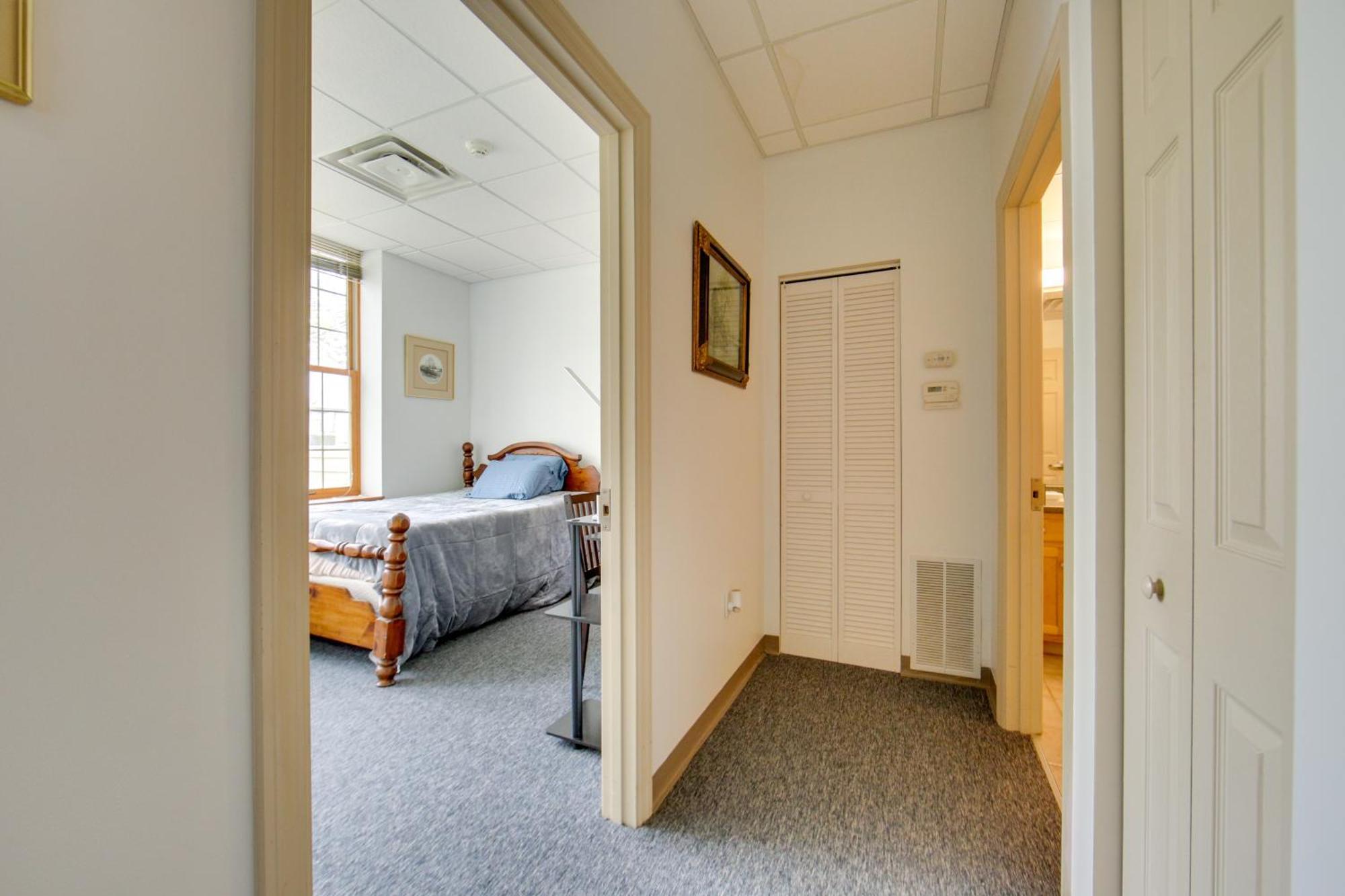 Cozy With Shared Amenities Apartment *