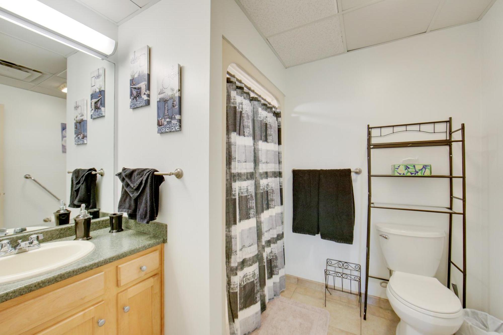 Apartment Cozy With Shared Amenities *