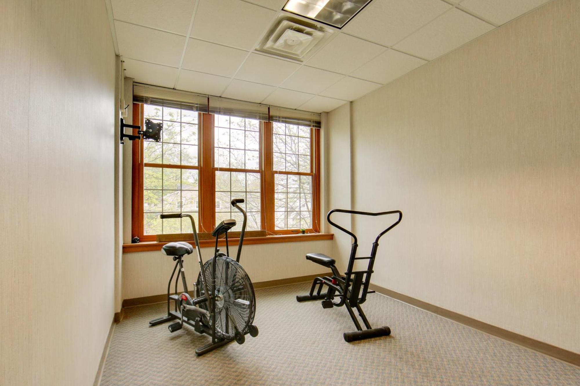 Apartment Cozy With Shared Amenities *