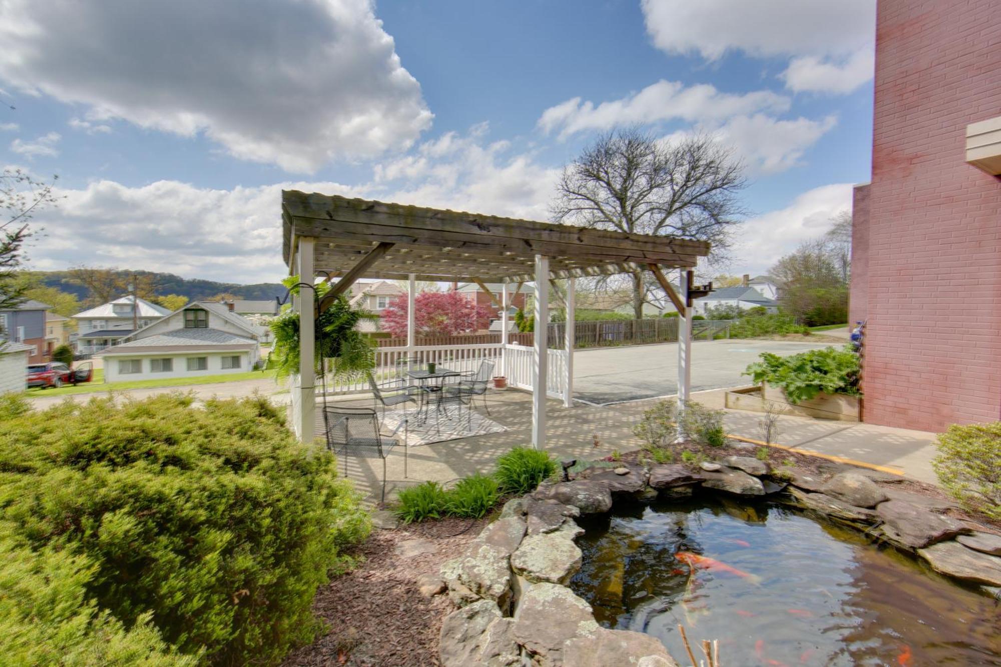Cozy With Shared Amenities *