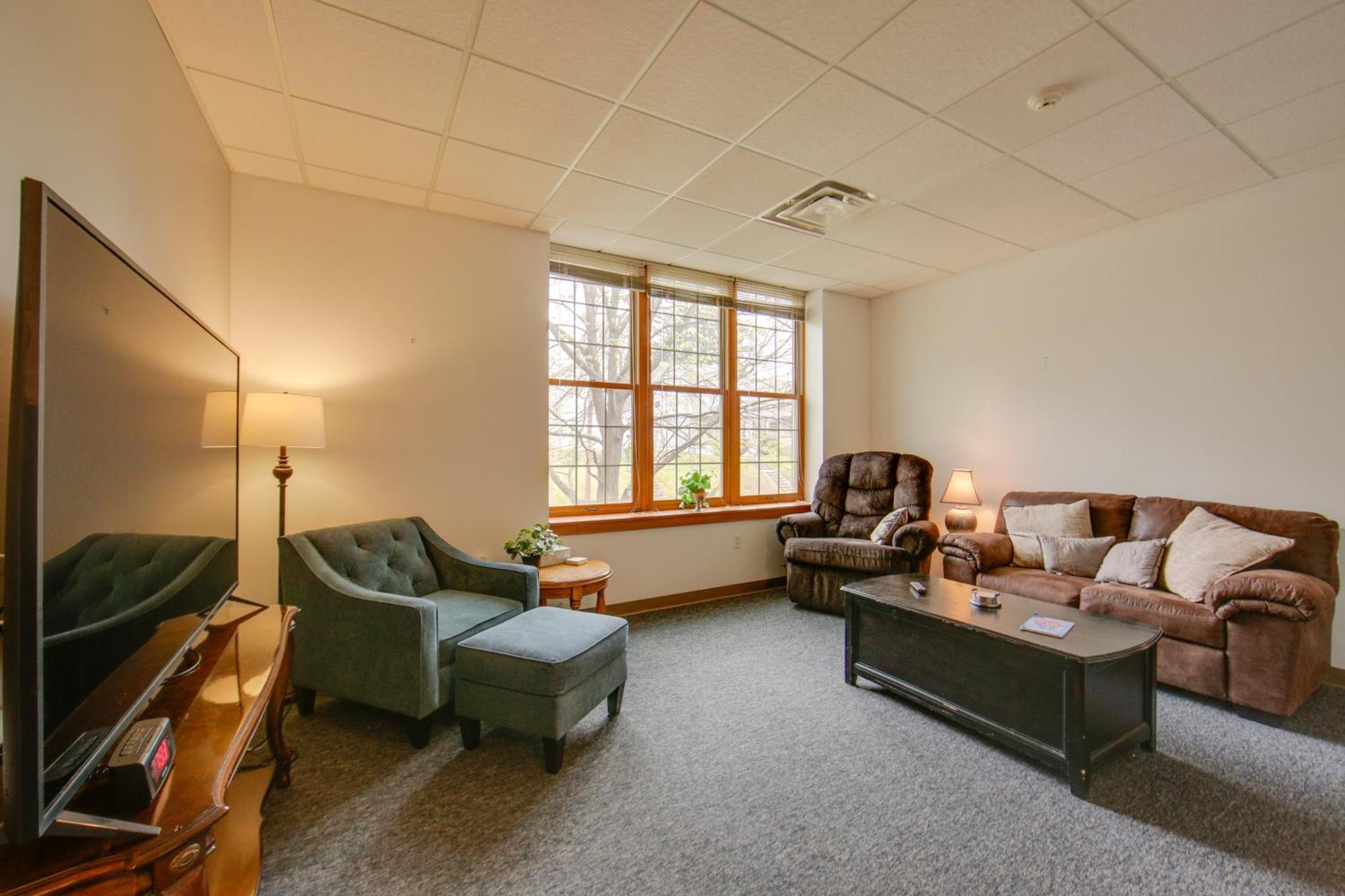 Cozy With Shared Amenities